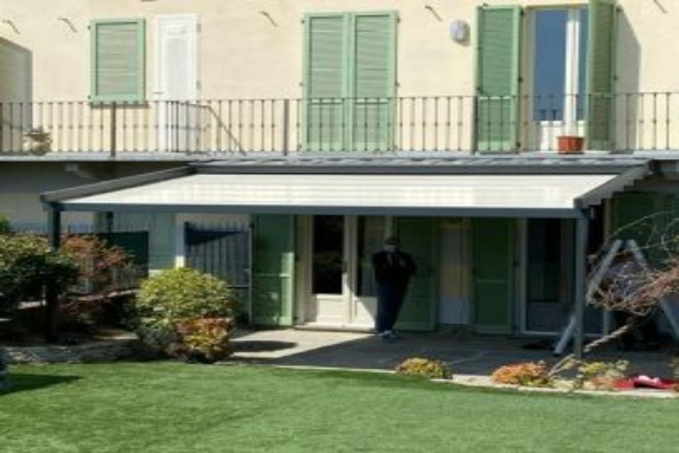 Pergole a Torino sotto balcone