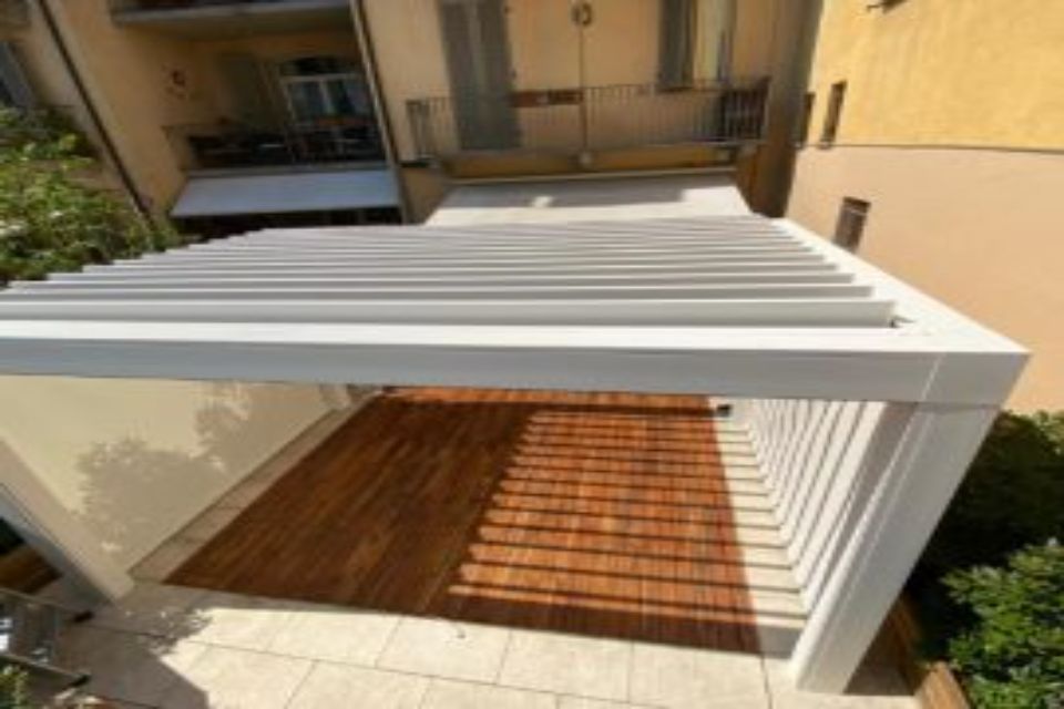 Dehor in parquet sotto pergole a Torino