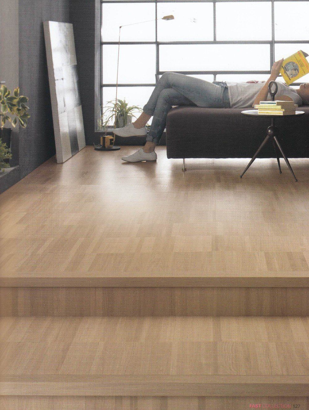 pavimento con gradino rivestito in legno