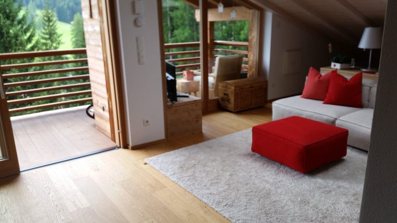 baita di montagna con pavimento prefinito in legno