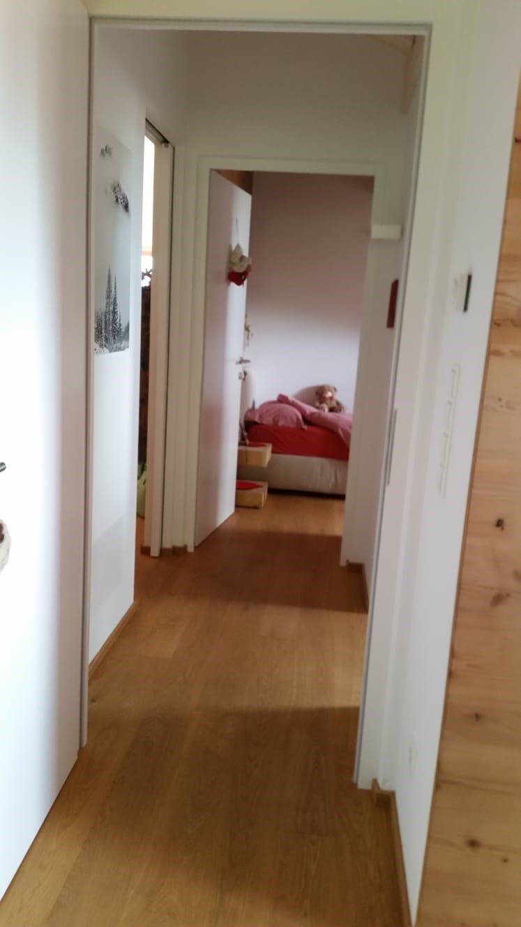 corridoio casa con parquet