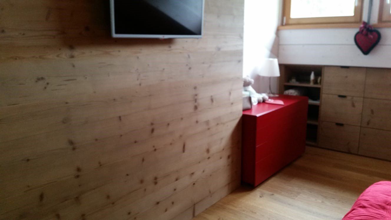 parete rivestita con pannelli in legno