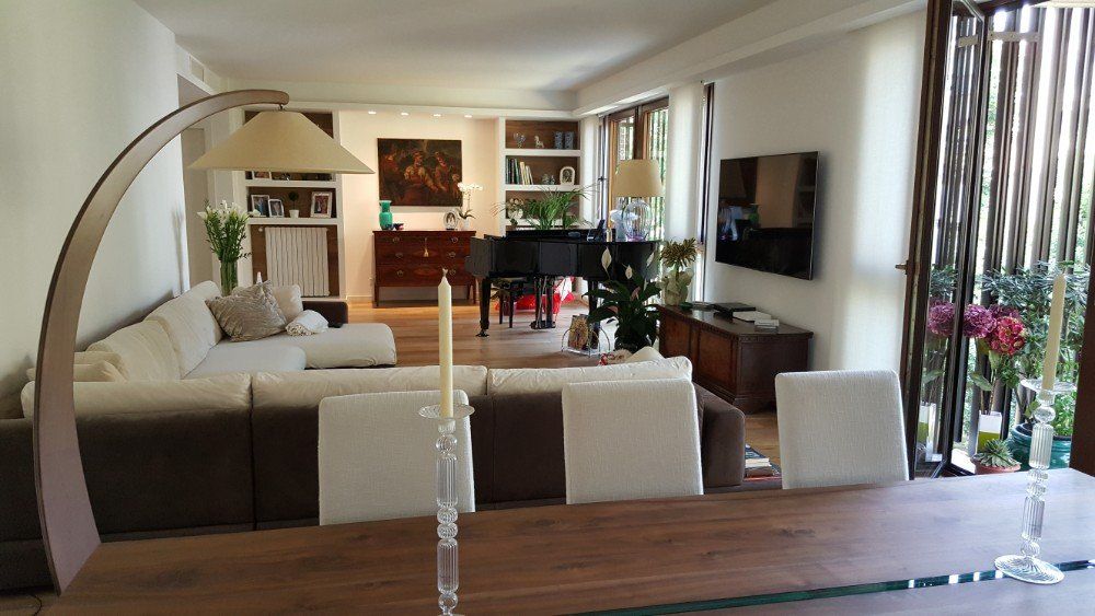 tavolo da soggiorno in legno con sedie in pelle