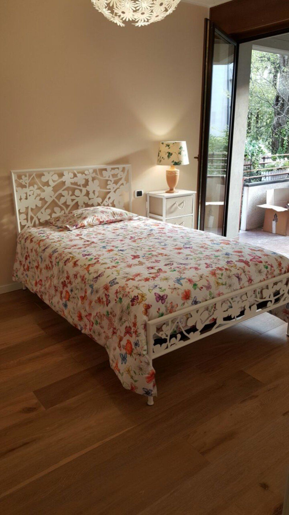 letto matrimoniale con pavimento in legno scuro