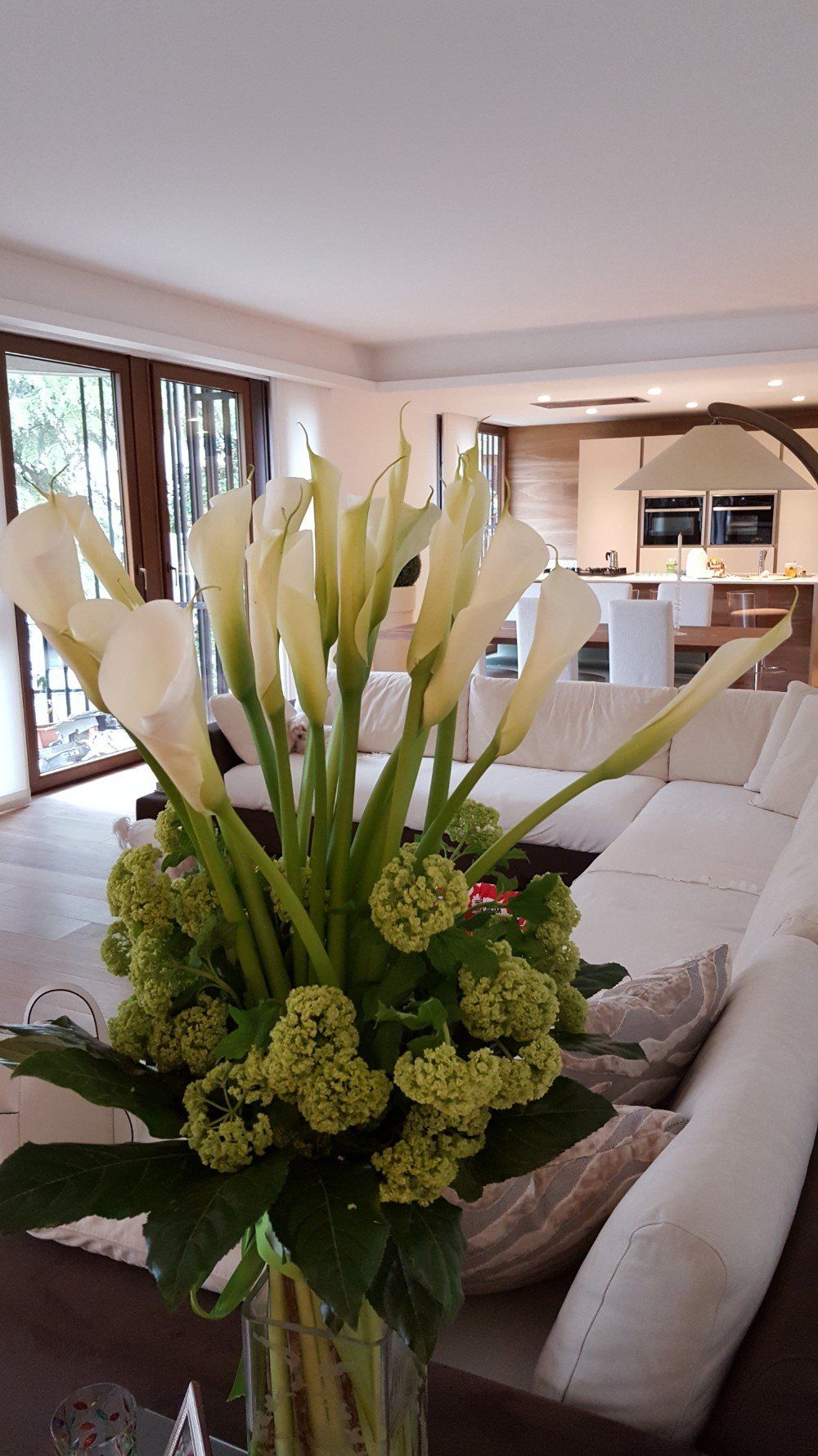 salone con pavimento in legno