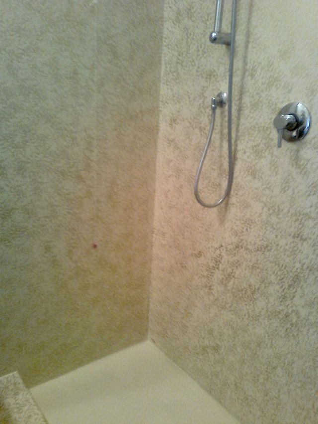 Superficie in resina e microcemento