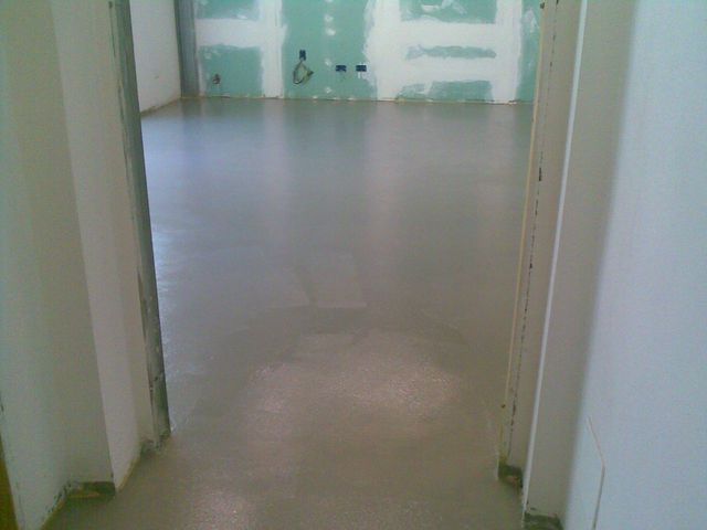 Superficie in resina e microcemento