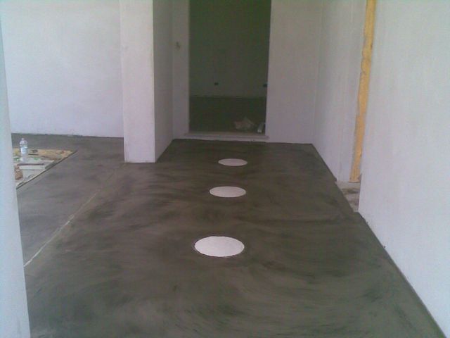 Superficie in resina e microcemento