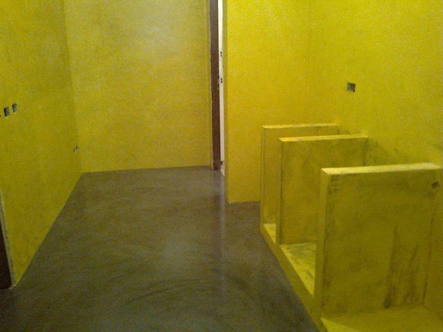 Superficie in resina e microcemento