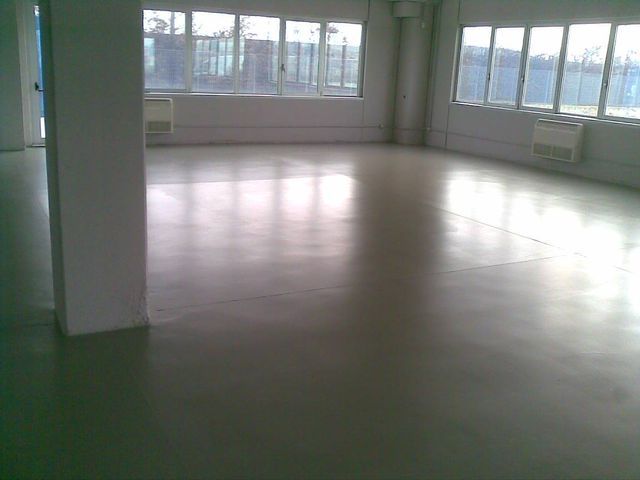 Superficie in resina e microcemento