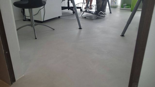 Superficie in resina e microcemento