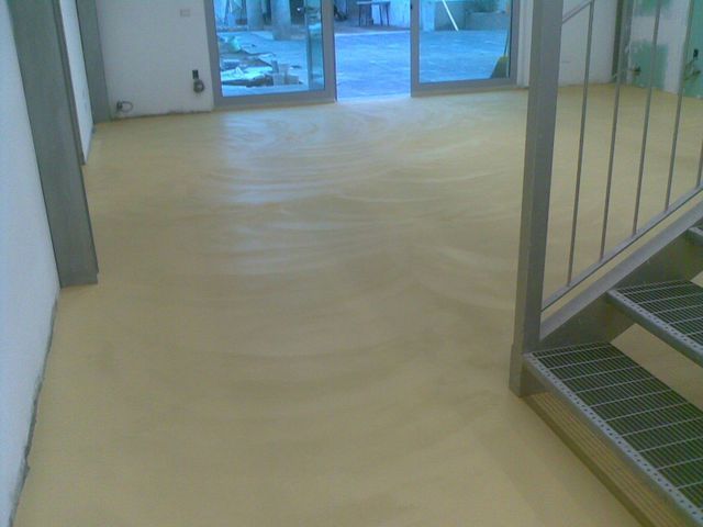 Superficie in resina e microcemento