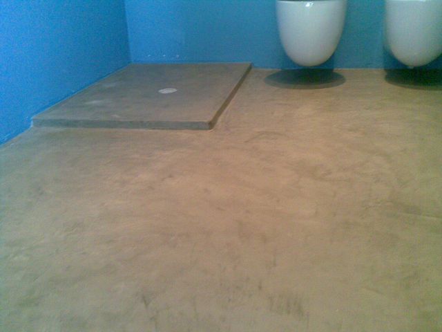 Superficie in resina e microcemento