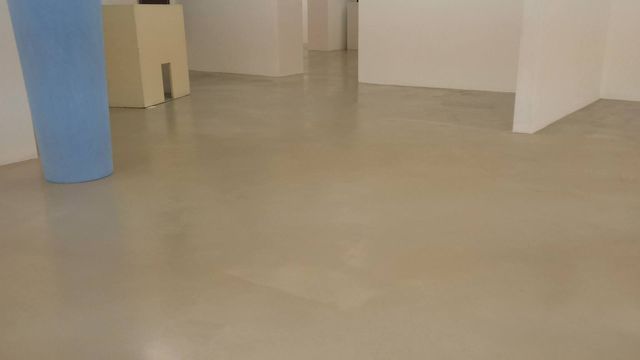 Superficie in resina e microcemento