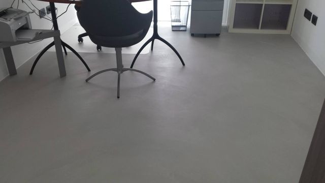 Superficie in resina e microcemento