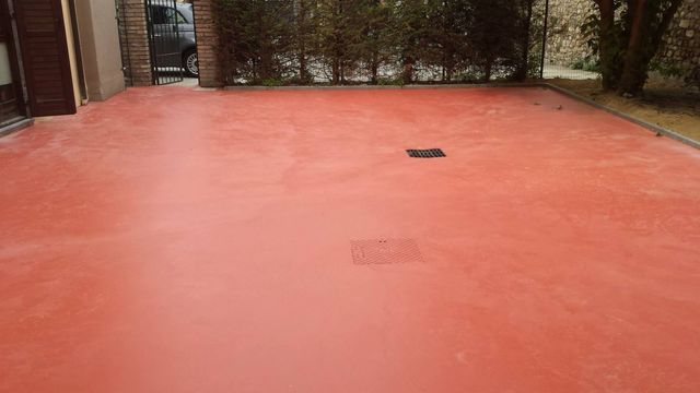 Superficie in resina e microcemento