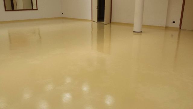 Superficie in resina e microcemento