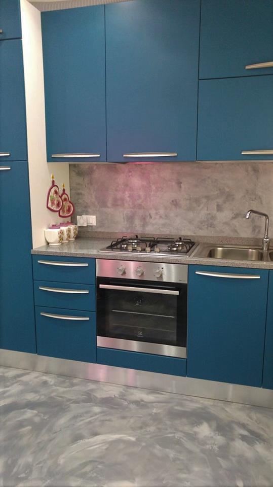 Superficie in resina e microcemento