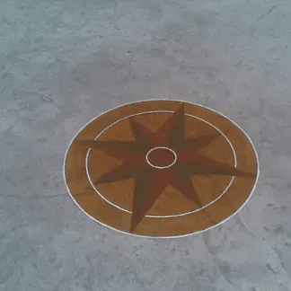 Rosa dei venti rossa e dorata stampata su un pavimento