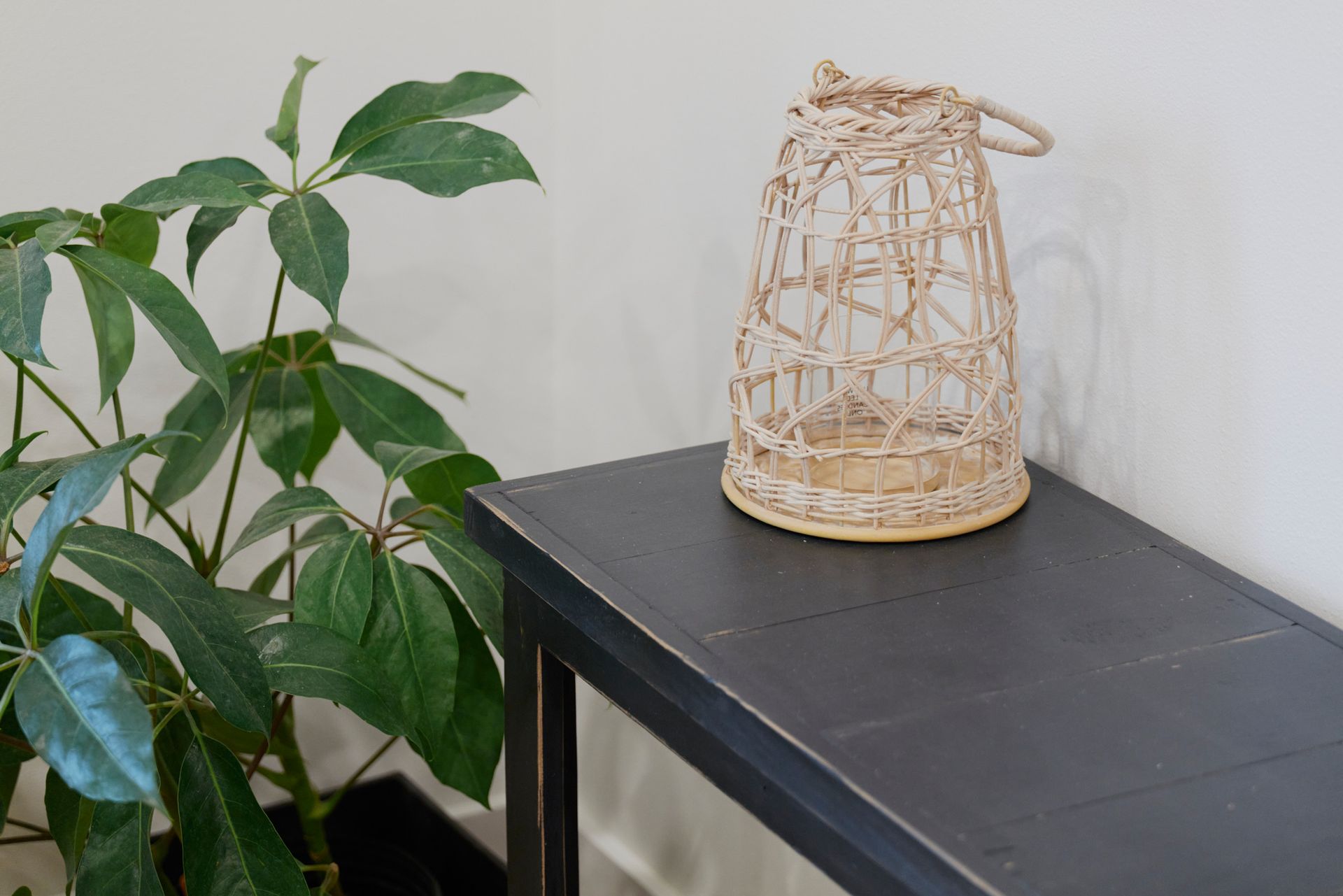 Closeup of a Table & Woven Basket in Three Story Coffee's Vacation Rental in Jefferson City, MO.