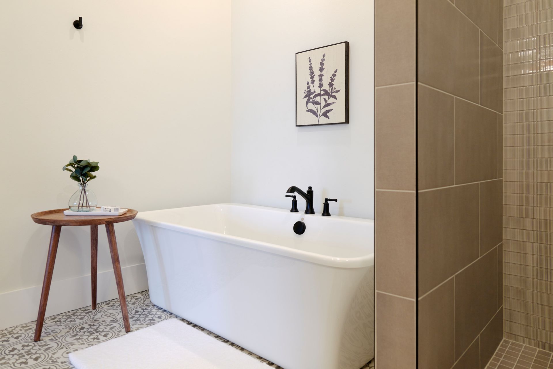 A Bathtub & Shower in Three Story Coffee's Vacation Rental in Jefferson City, MO.