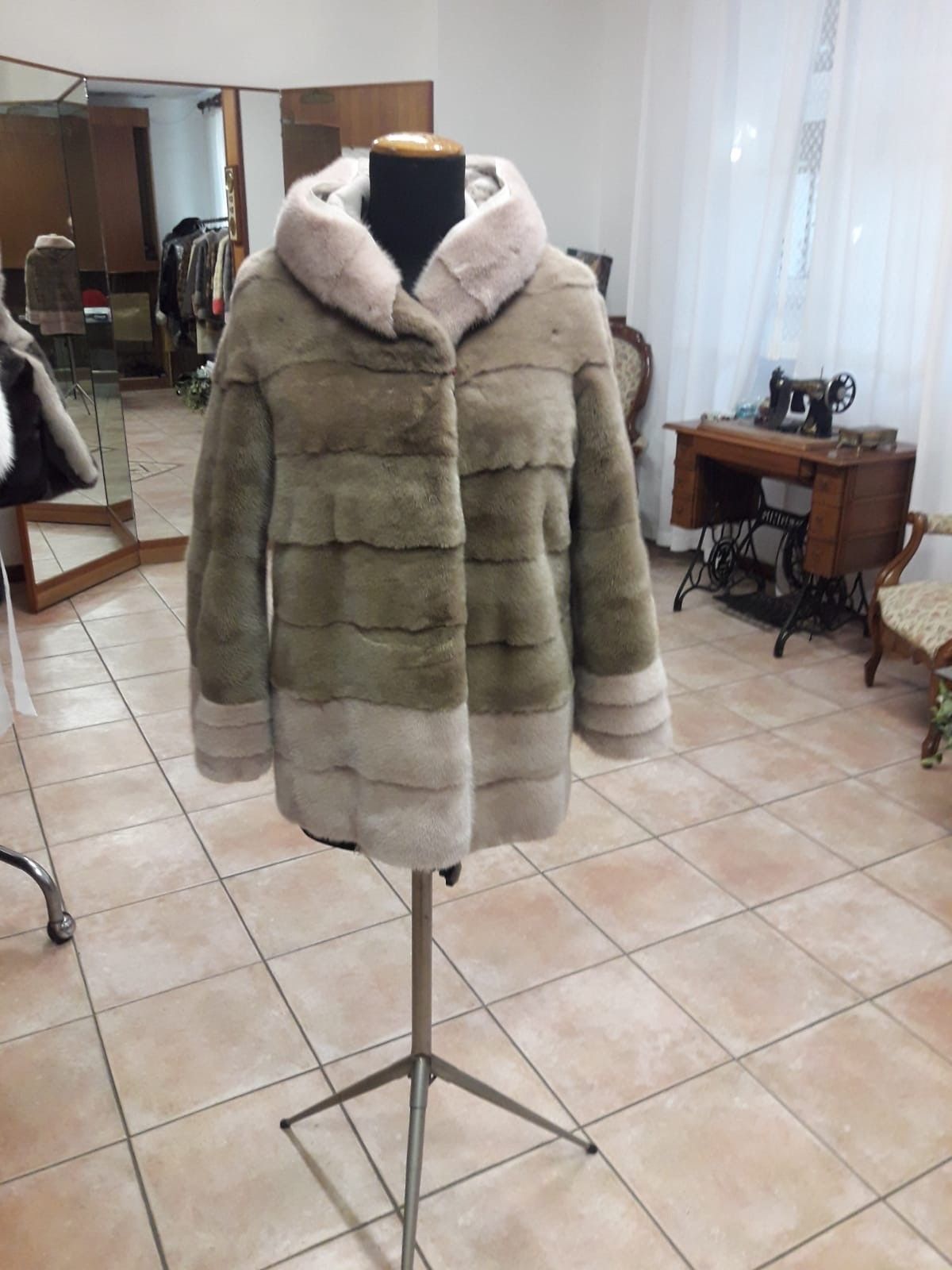 Visone con cappuccio in 2 colori fronte