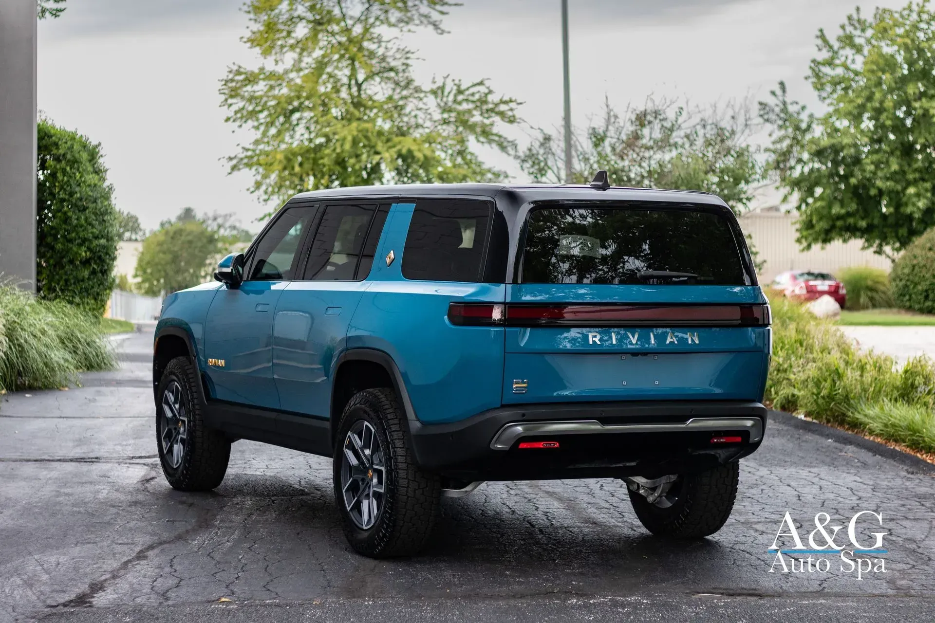 A blue suv is parked in a parking lot.