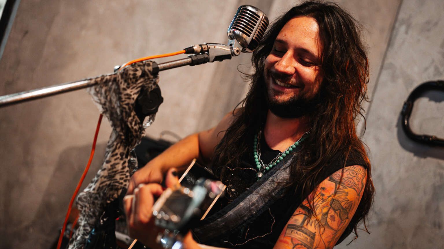 Explicito’S lança “Extasy” e aposta no glam metal com energia crua e provocativa
