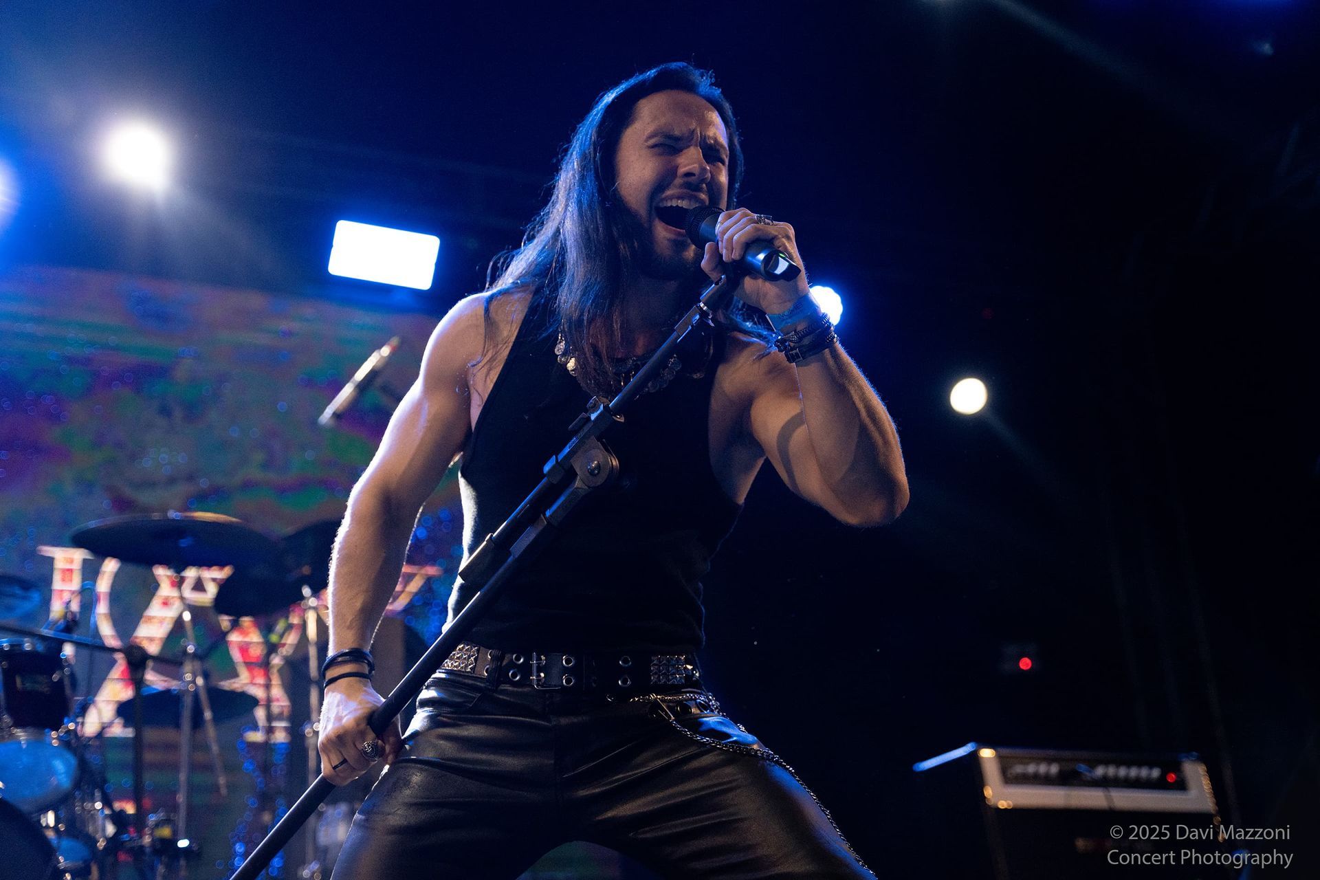 Vocalista brasileiro Phil Lima entra na disputa para assumir os vocais do Skid Row