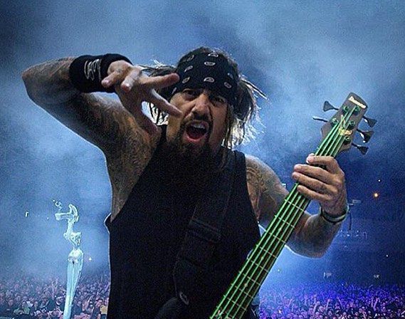 Fieldy afirma estar “aposentado do Korn por enquanto” e detalha afastamento da banda