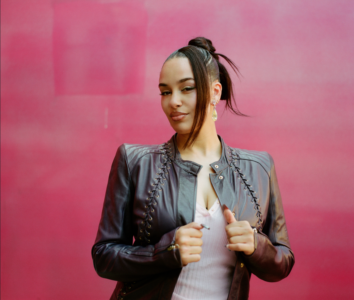 Jorja Smith inicia nova fase com “What’s Done Is Done” antes de shows no Brasil em 2026