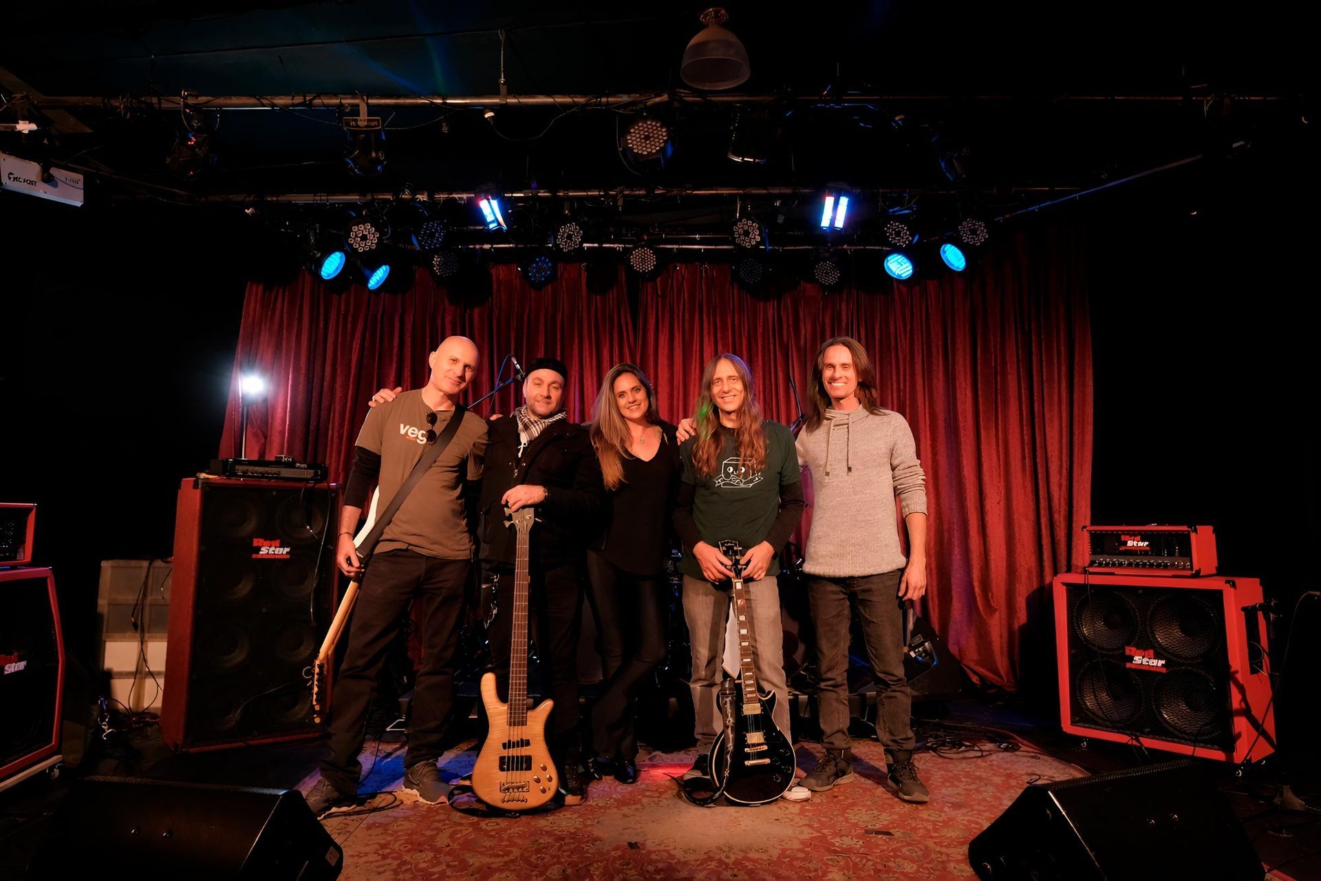 Twilight Aura lança versão de “All Through The Night” e revisita clássico dos anos 80