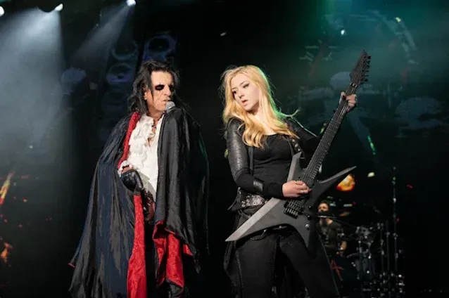 Alice Cooper apresenta Anna Cara como nova guitarrista em turnê de 2026