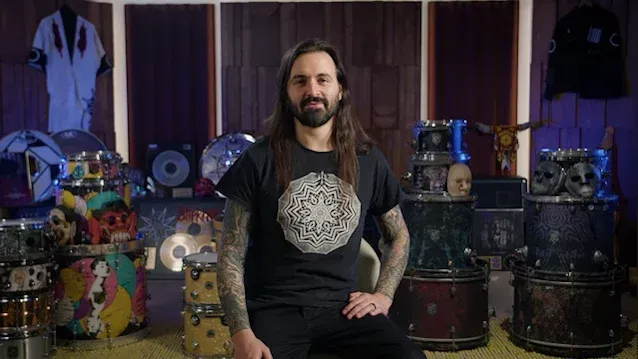 Jay Weinberg vende kits de bateria, máscaras e itens usados no palco da era Slipknot
