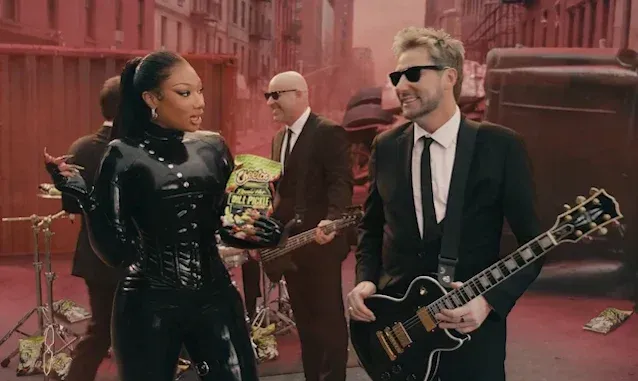 Nickelback e Megan Thee Stallion se unem em campanha da Cheetos com releitura de clássico
