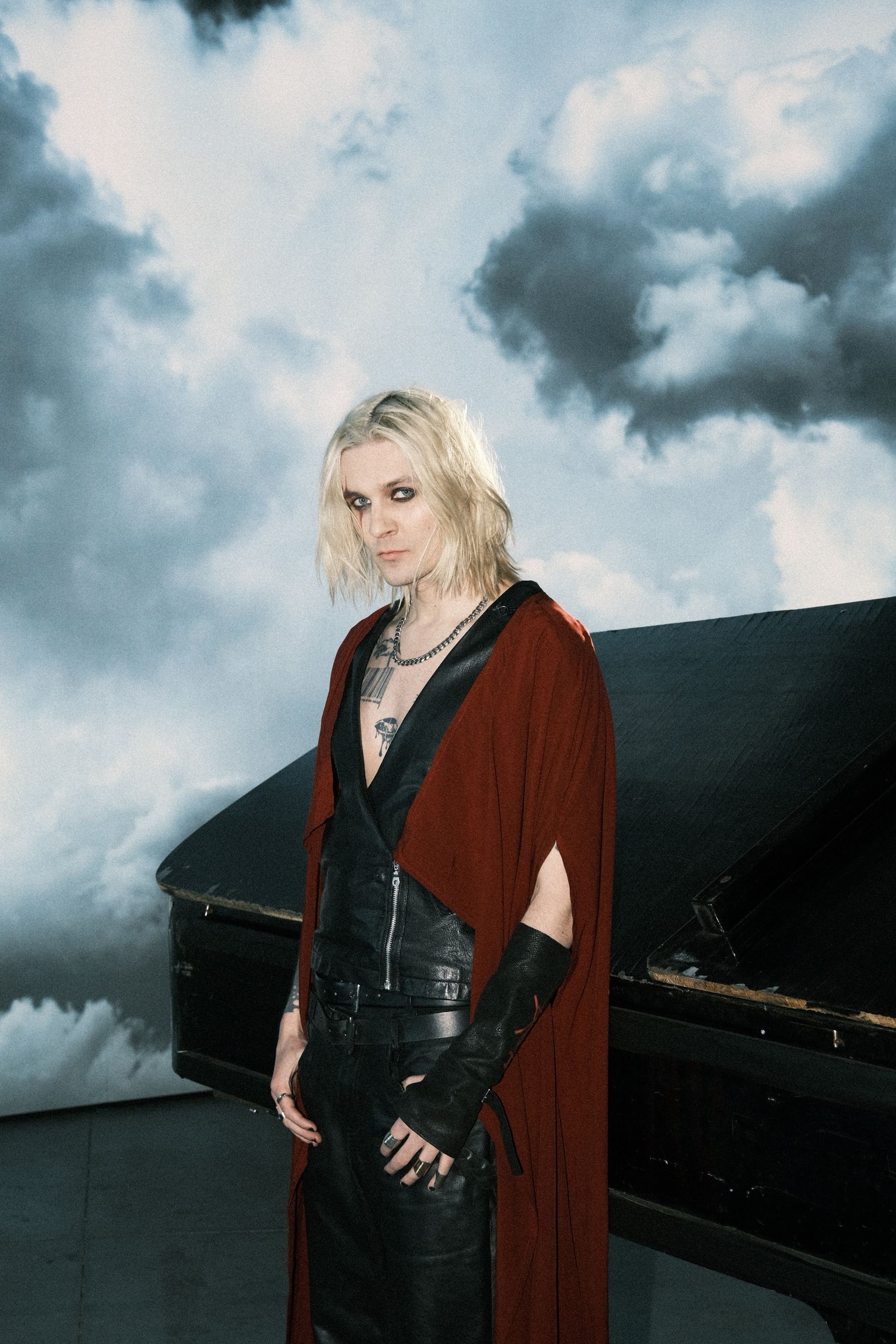 HOKKA anuncia álbum de estreia “Via Miseria IV” e lança single “Heart Said No”