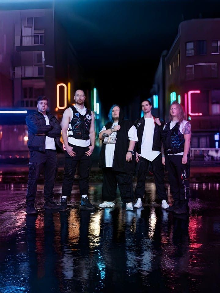 Caught In A Mirror transforma metalcore, EDM e hardstyle em “neoncore” no álbum de estreia