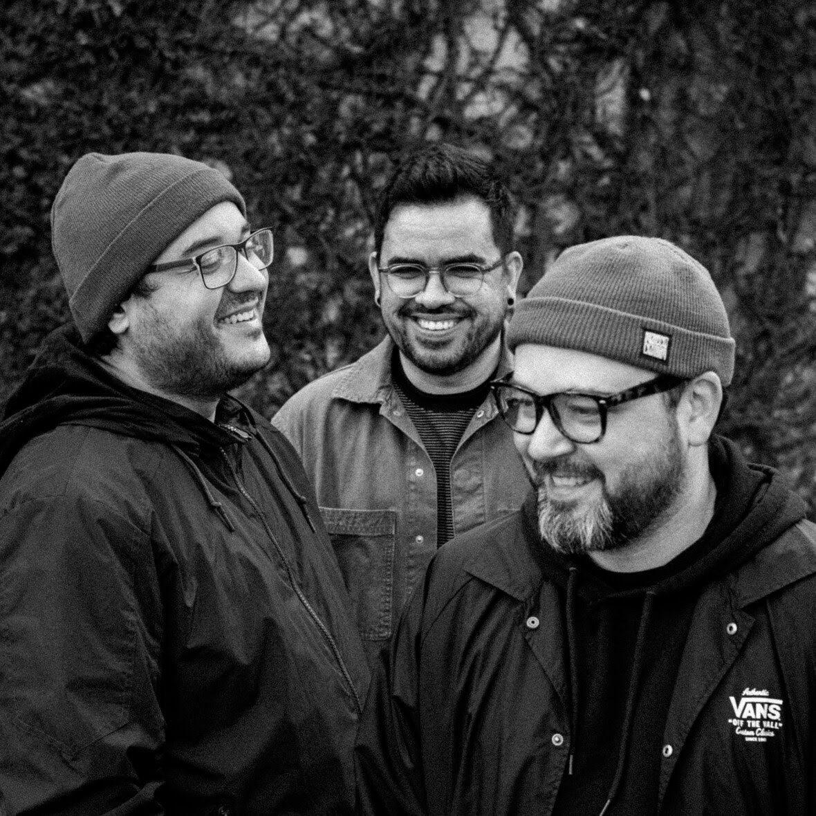 Dinamite Club retorna após nove anos com “Cortisol”, álbum mais denso da carreira