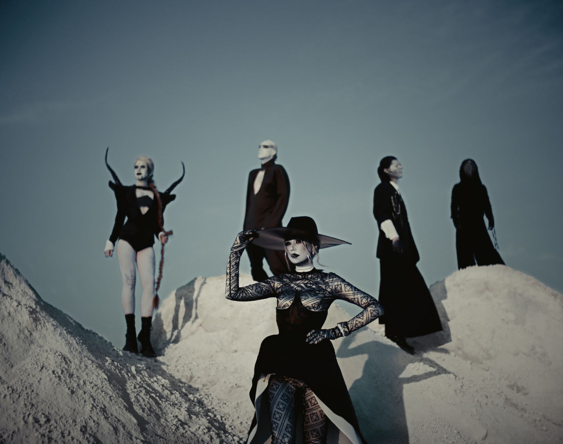 Black Spikes anuncia álbum conceitual Ydos e apresenta “MOTINA”, primeiro capítulo de uma sombria