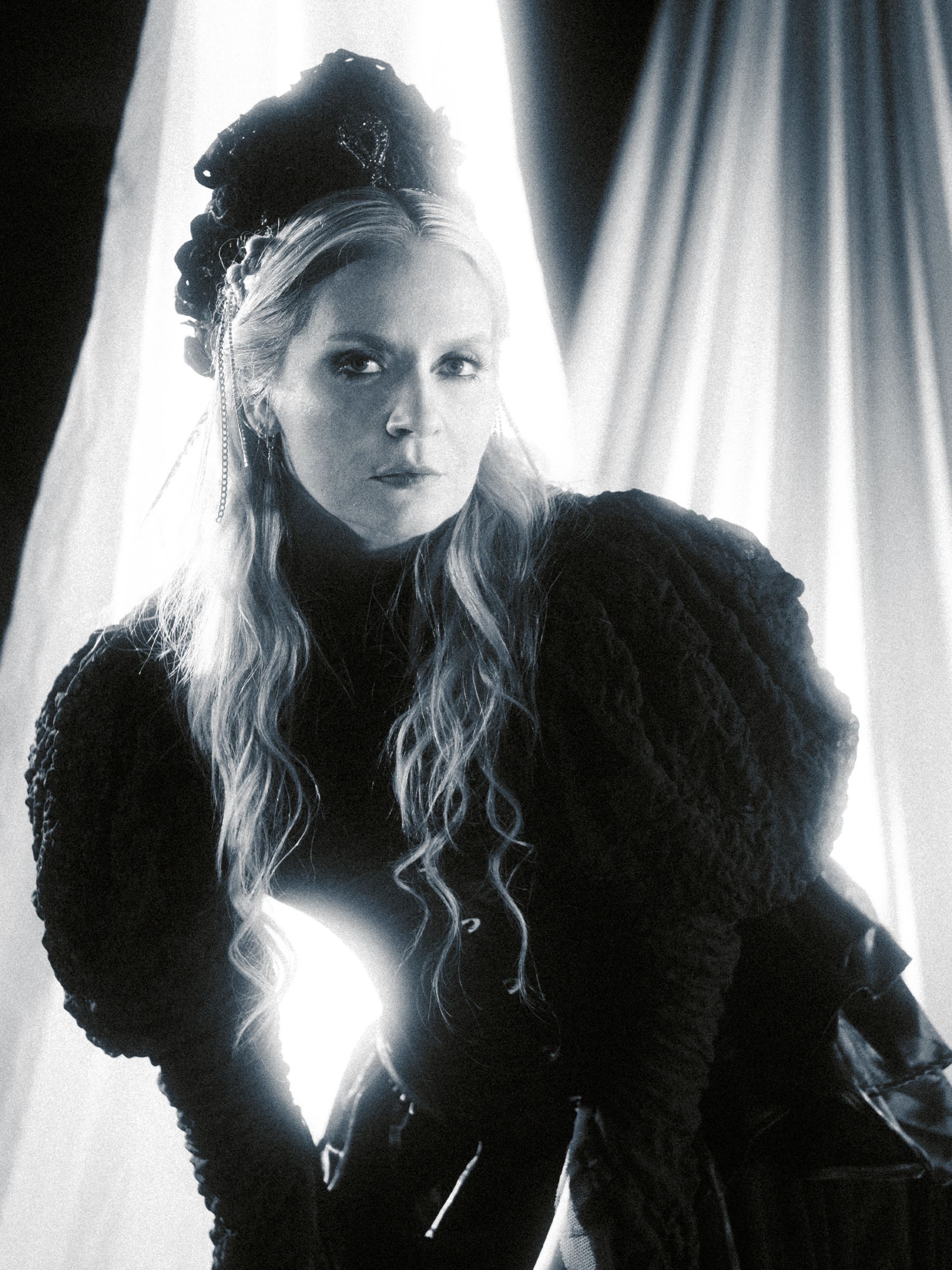 Eivør inicia nova fase com o single “Healer” e anuncia turnês para 2026 e 2027
