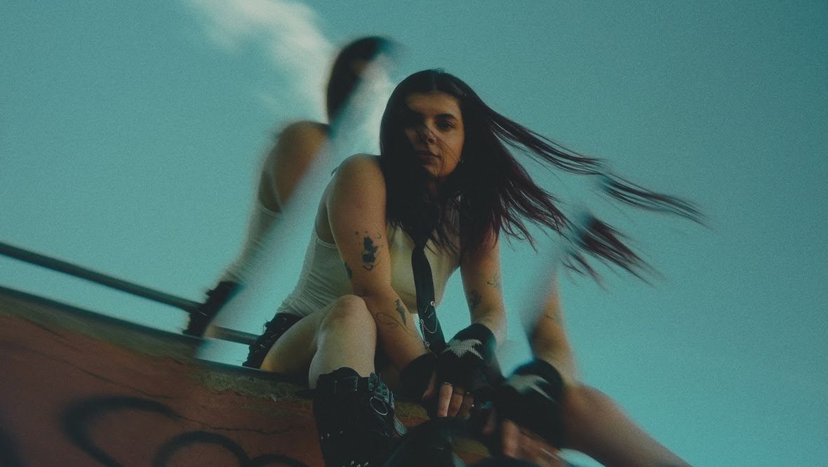 Aléxia estreia com “Garra” e transforma vivências em heavy pop