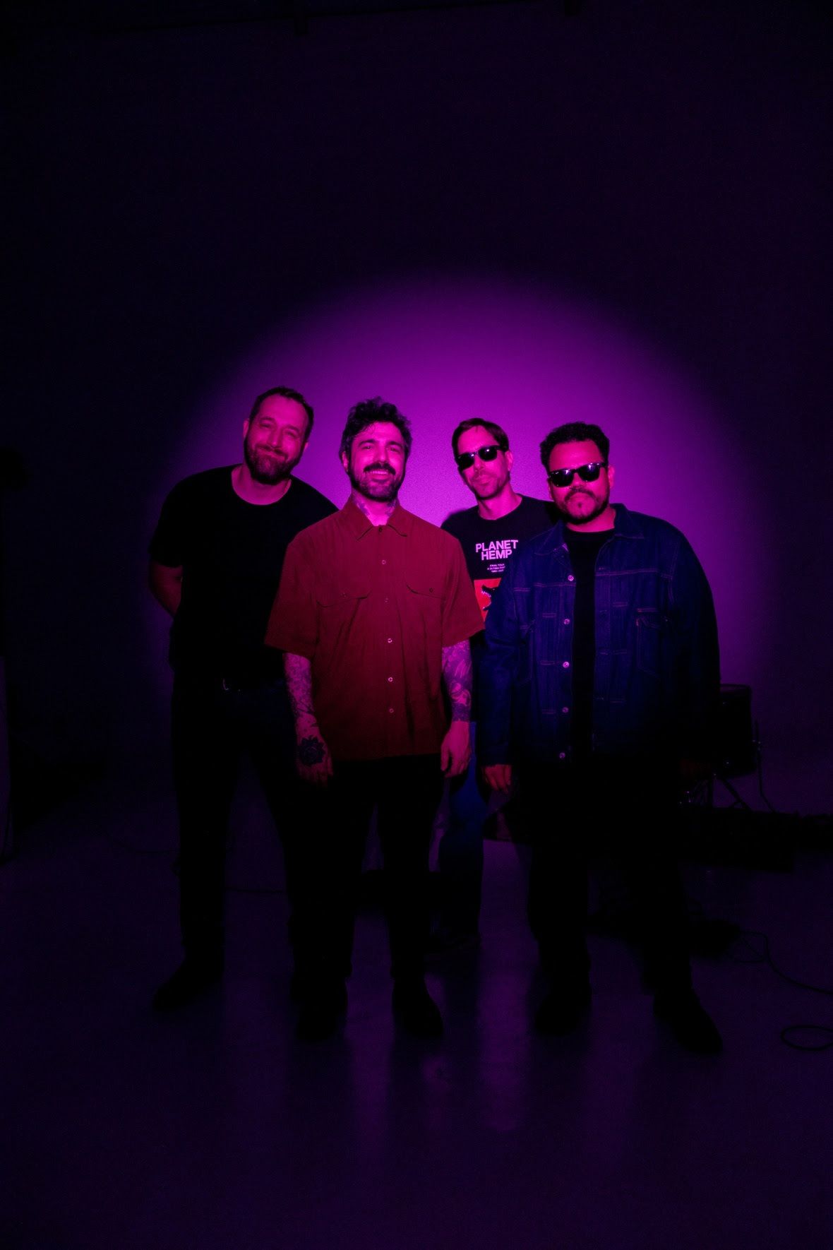 Anônimos Anônimos inaugura nova fase com “Eu Lembro” e prepara estreia em maio