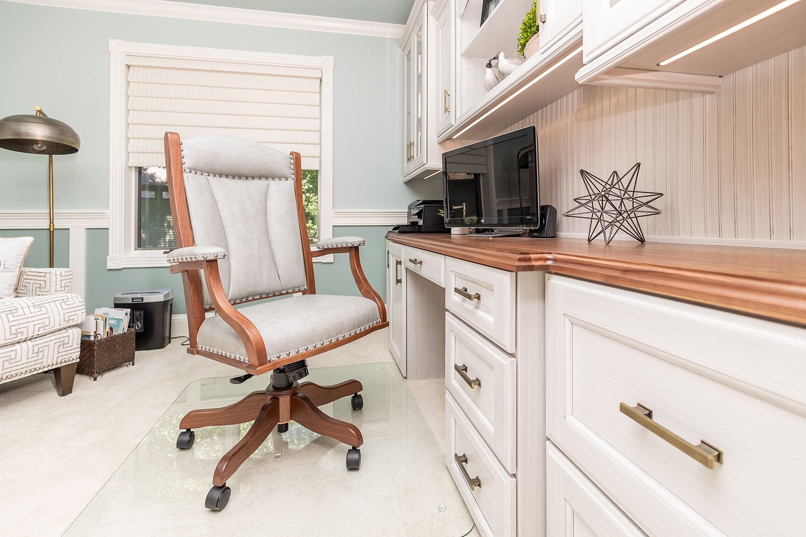 A home office with a desk , chair and computer.