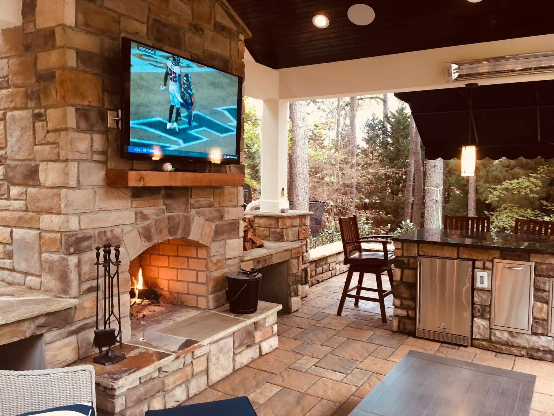 AUDIO/VIDEO ENTERTAINMENT