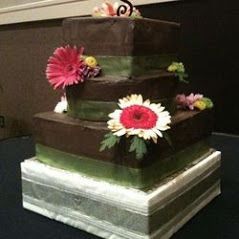 square cake with daisies