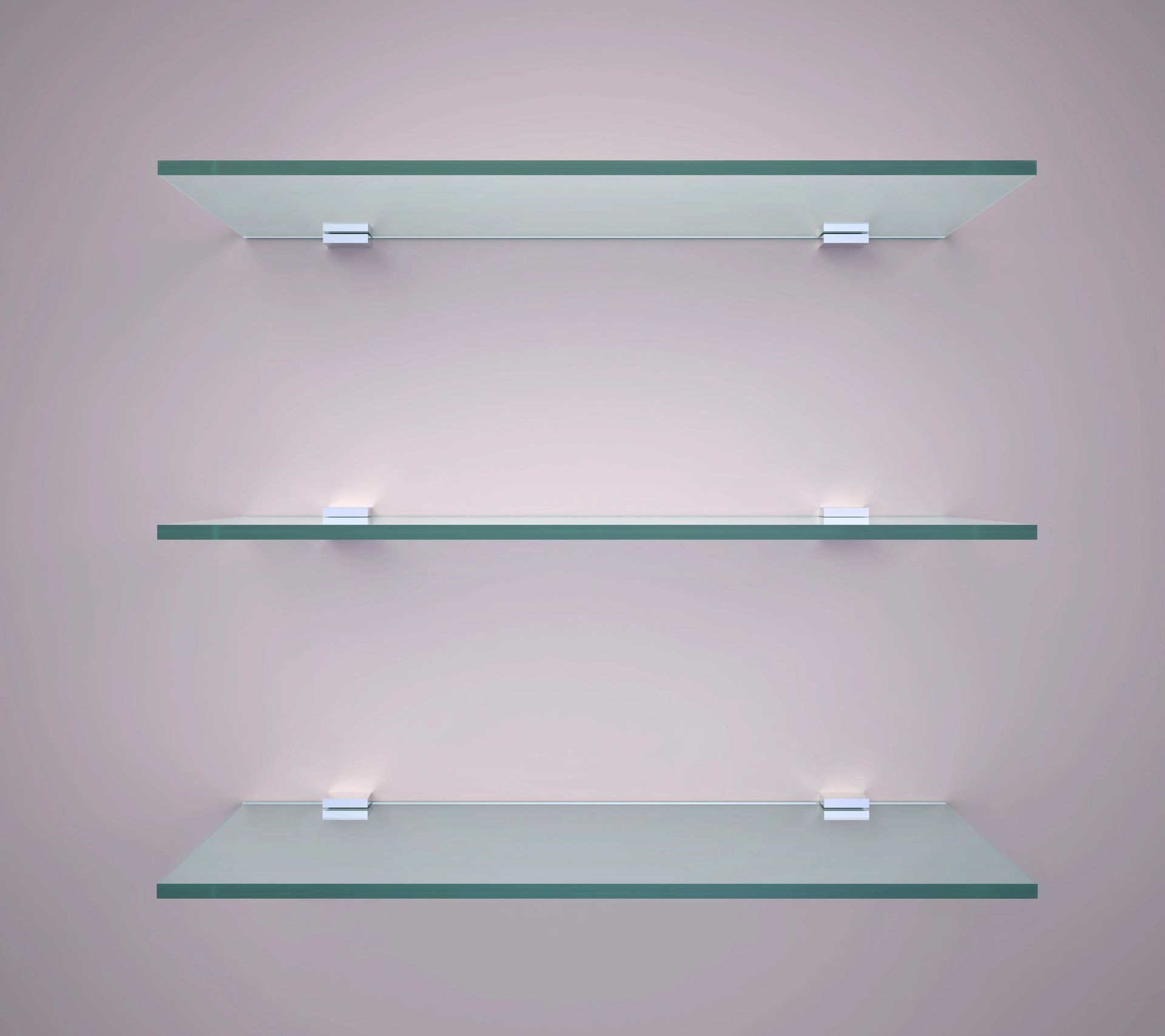 Tre mensole orizzontali in vetro trasparente con staffe argentate, montate uniformemente su una parete liscia di colore viola chiaro.