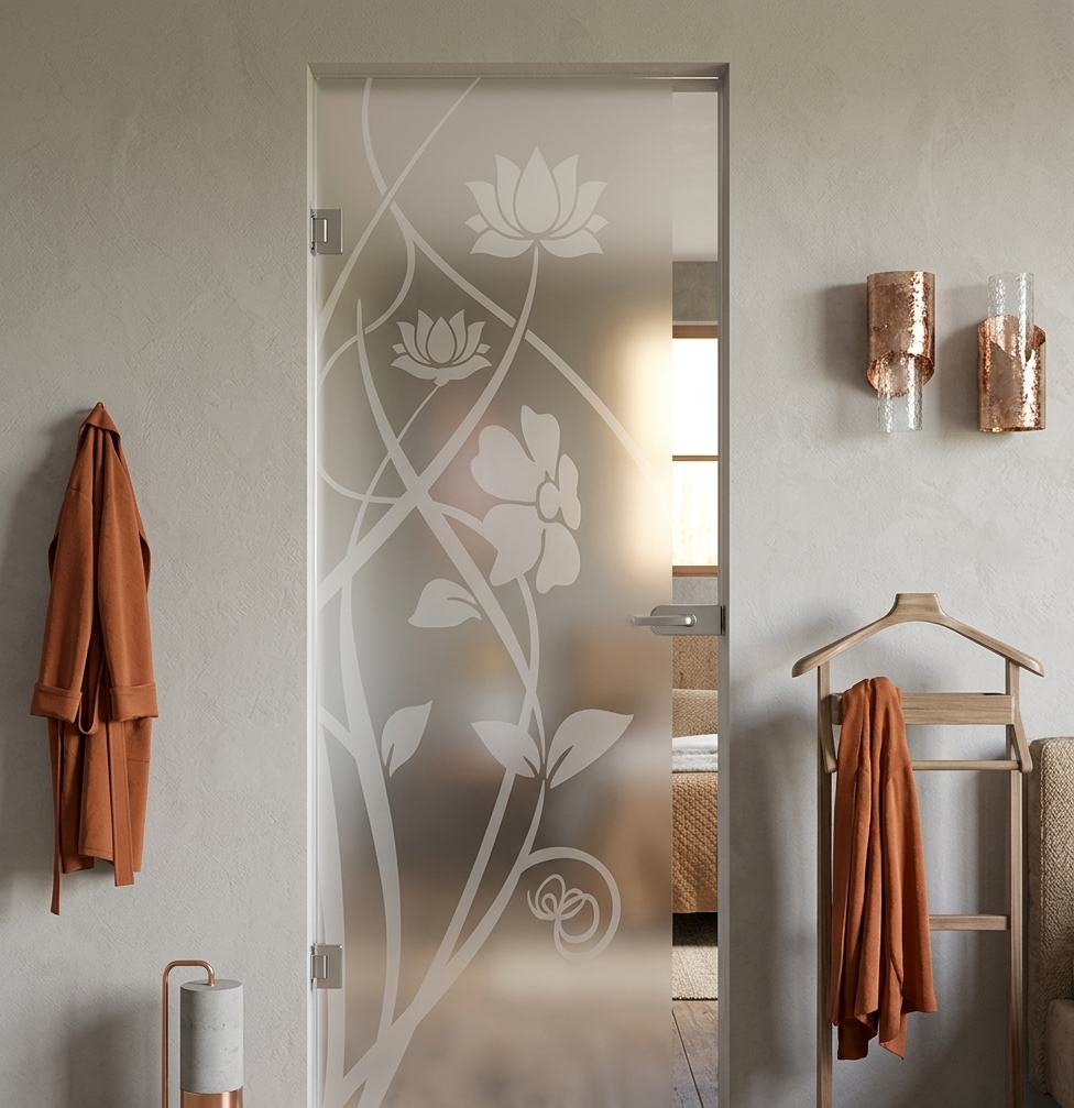 Una porta in vetro satinato con un disegno di un fiore di loto bianco, inserita in una stanza con un accappatoio e uno stand appendiabiti in legno.