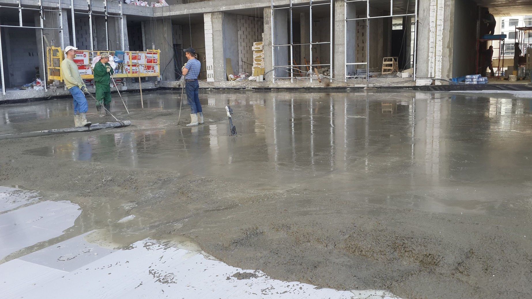 Паркинг по ул. Конева, бетонные полы