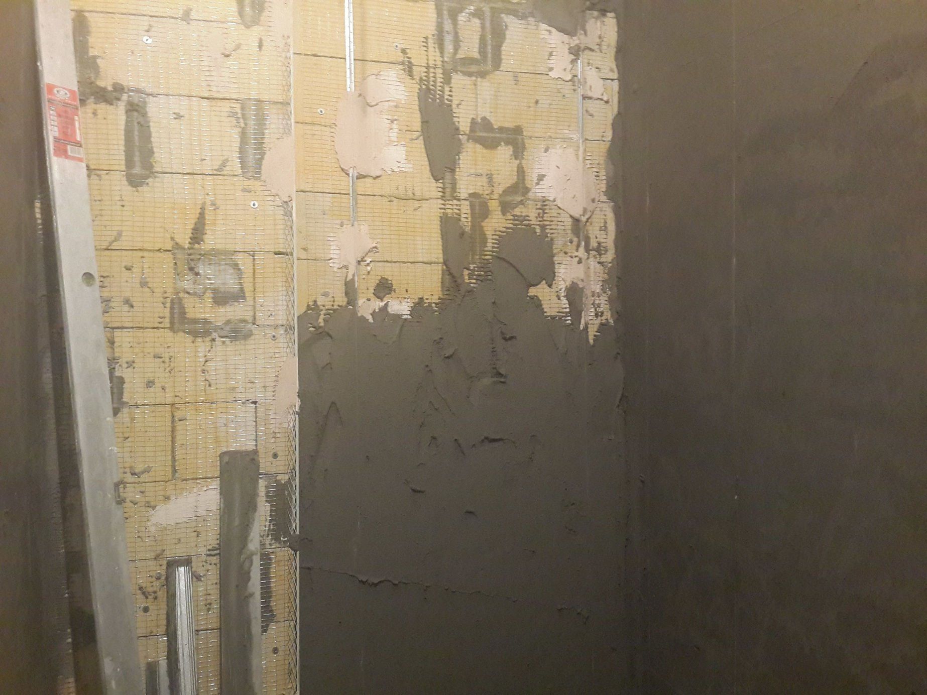 Черновая штукатурка стен санузла