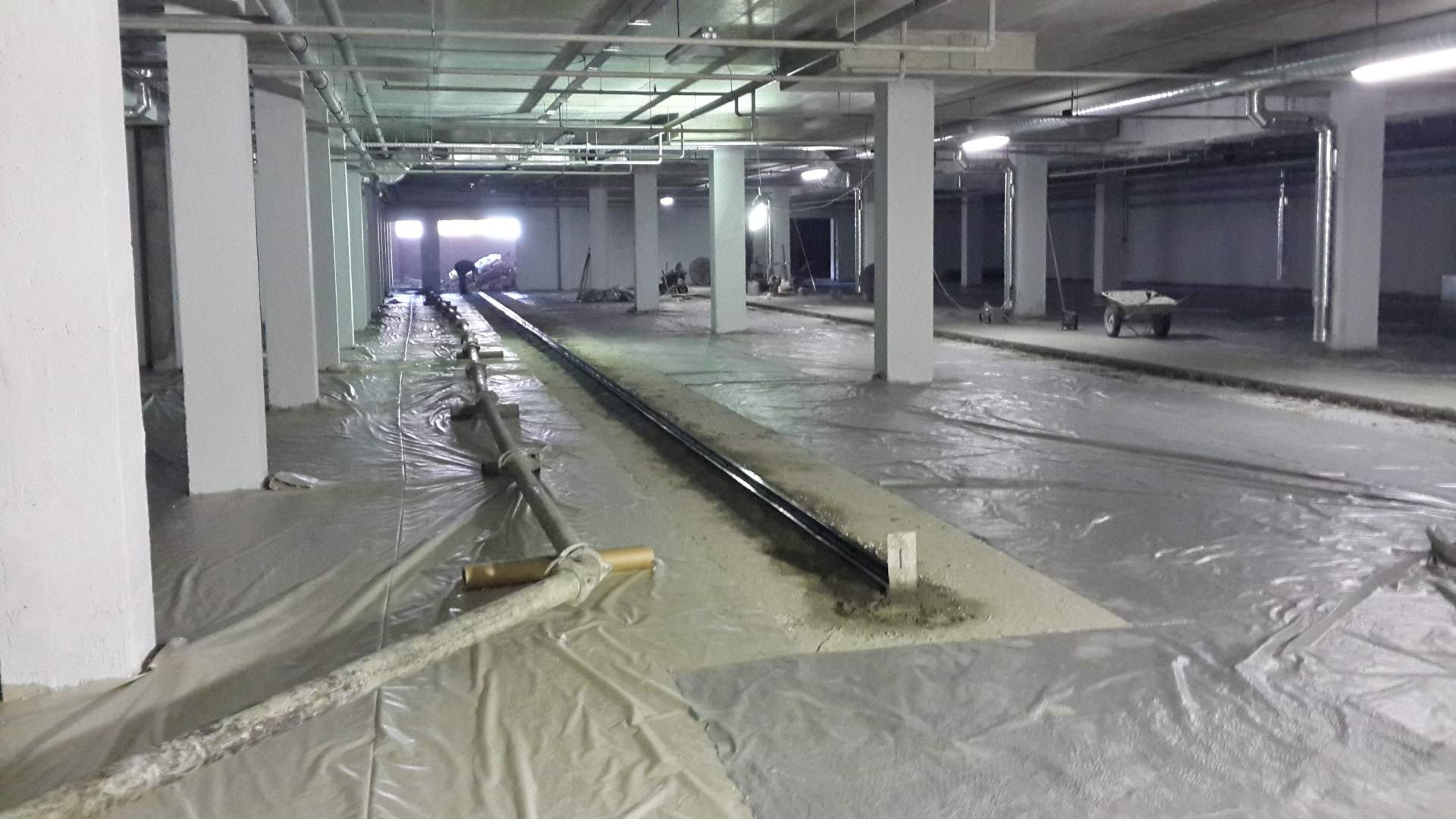 Монолитные бетонные полы с топпингом